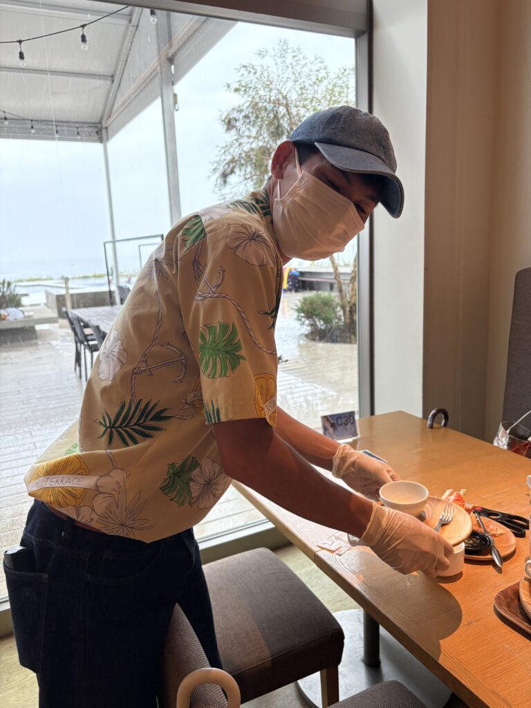 ホテルの従業員として勤務中